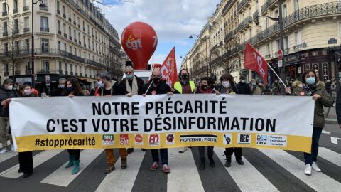 Journalistes manifestant à Paris le 4 février 2021 à Paris contre la précarité.